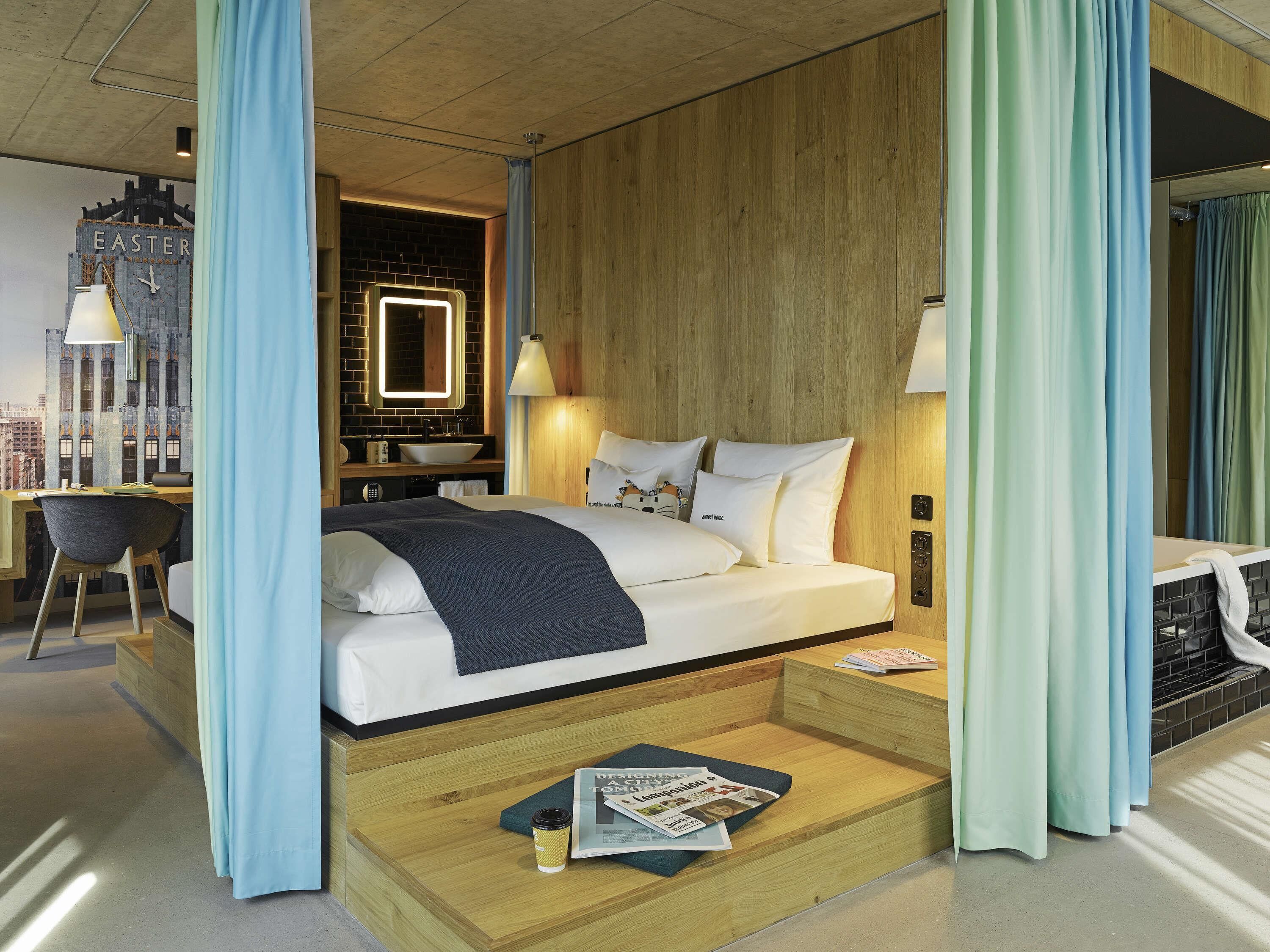 Plaza Suite | Edredón, minibar, caja de seguridad en la habitación y escritorio 
