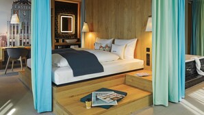 Plaza Suite | Gebar bulu kapas, bar mini, peti besi dalam bilik, meja 