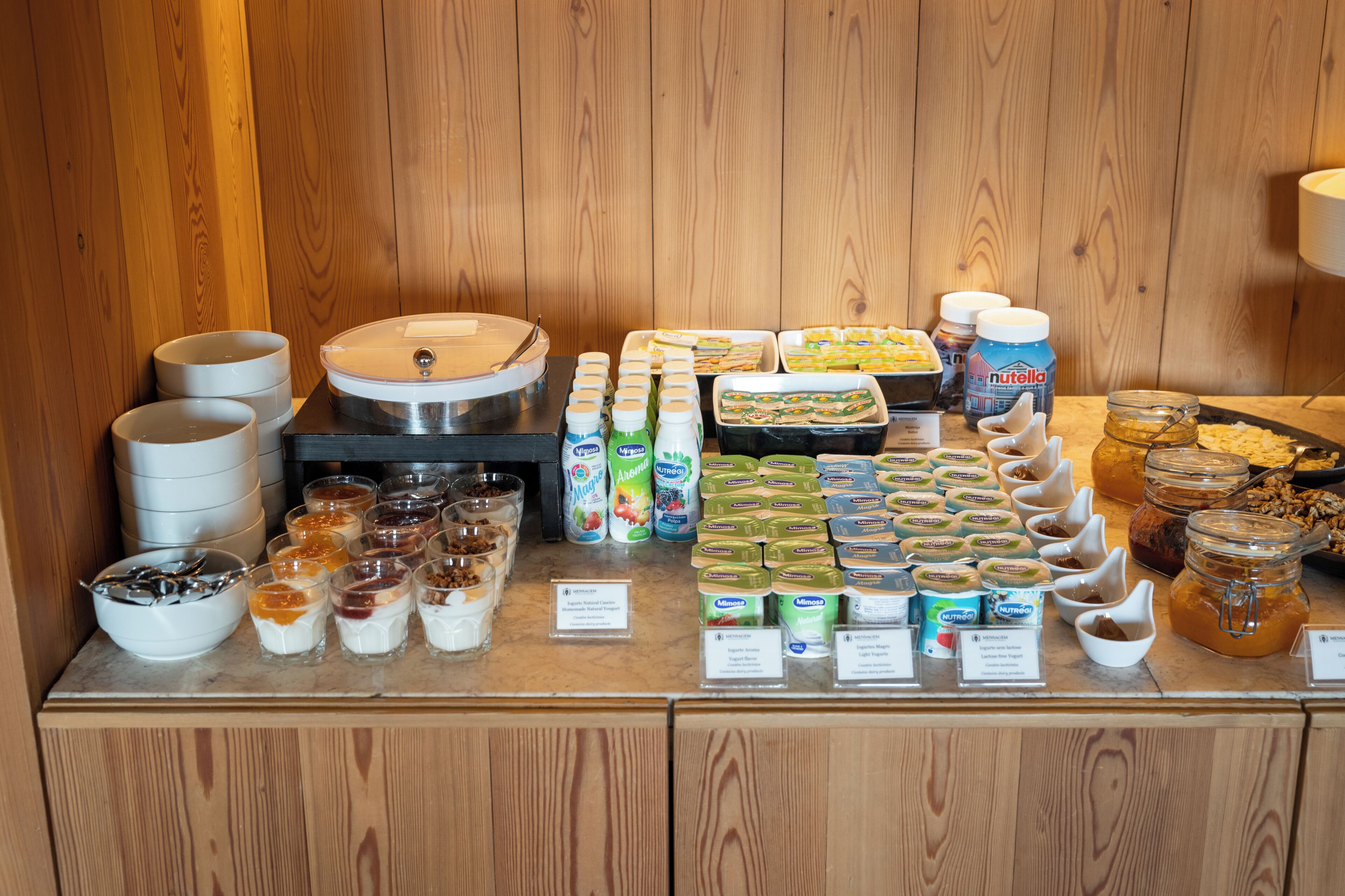 Un buffet proposant une variété de plats et d’accompagnements.