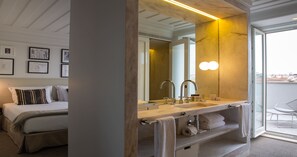 Habitación doble superior, vista a la ciudad | Ropa de cama hipoalergénica y minibar 