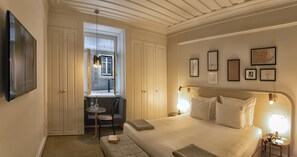 Double Room, Ground Floor | Hypo-allergenic bedding, minibar, in-room safe, individually decorated - Lisboa Pessoa Hotel (Lisbon)