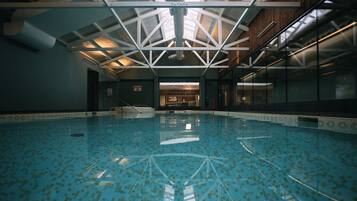 Kolam renang tertutup