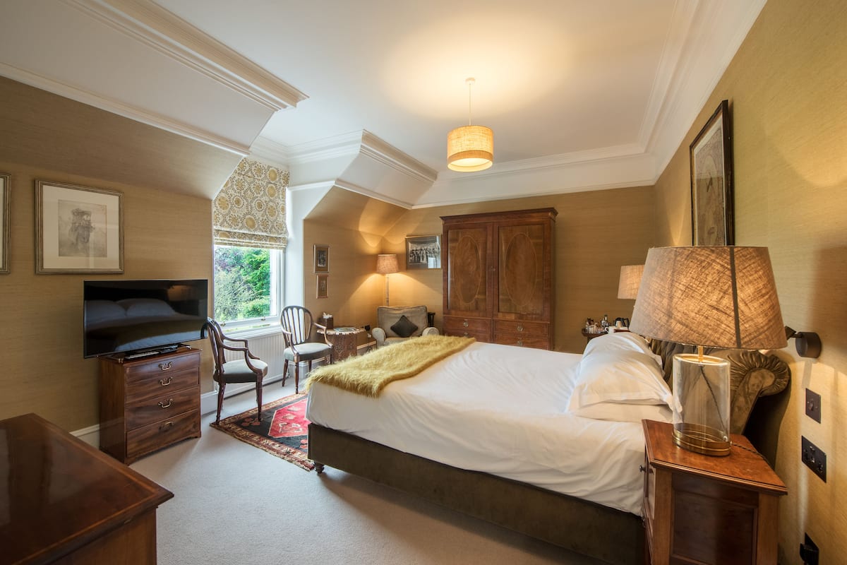 deluxe room | free wifi, bed sheets