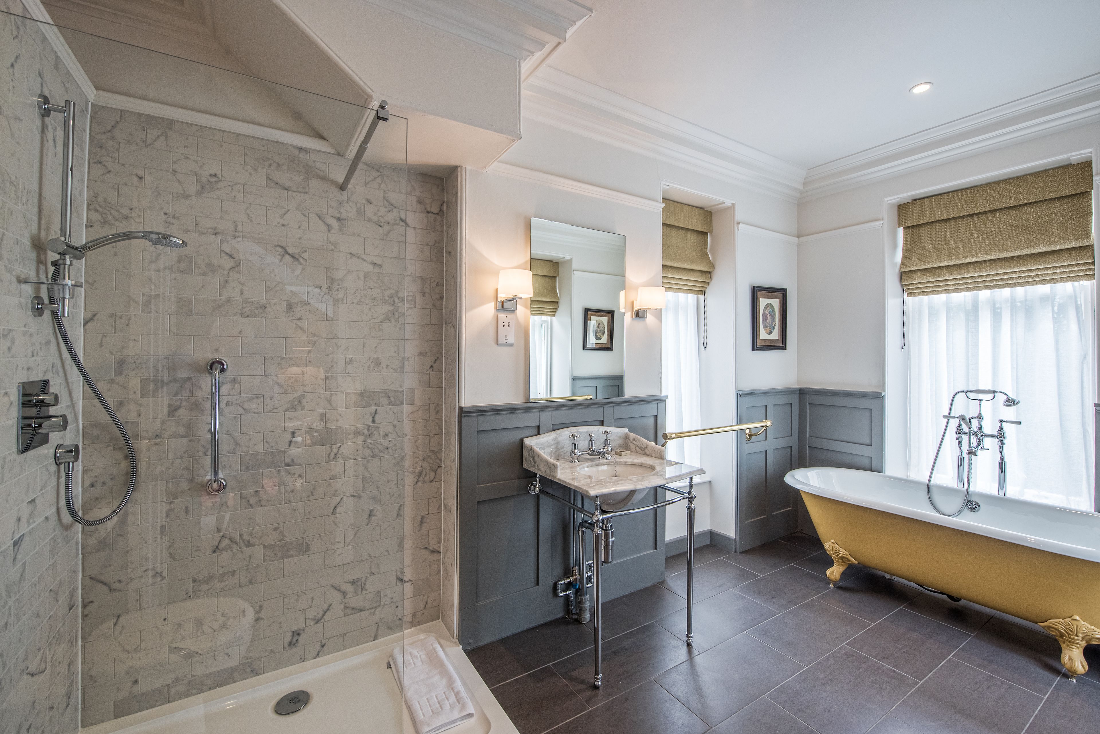 deluxe room | bathroom | free toiletries, hair dryer, heated floors, towels