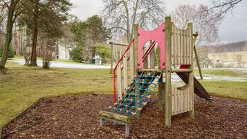 Lasten leikkialue ulkona