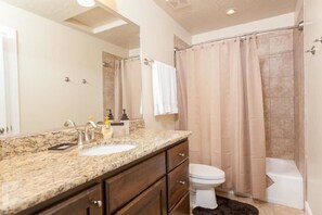 House, 3 Bedrooms | Bathroom | Separate bathtub and shower, hair dryer - Above Par (Washington)