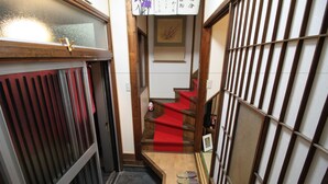 Interior entrance - Samurai House YUKIMURA (Tokyo)