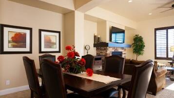 ハウス 4 ベッドルーム | 客室内のダイニングエリア