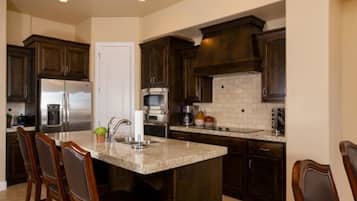 ハウス 4 ベッドルーム | 専用キッチン | 冷蔵庫、電子レンジ、コンロ、食器洗い機