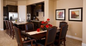 House, 4 Bedrooms | In-room dining