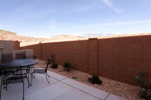 House, 4 Bedrooms | Terrace/patio