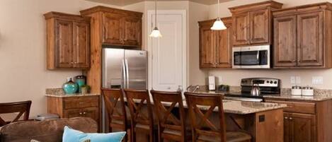 House, 4 Bedrooms | Private kitchen | Fridge, microwave, oven, stovetop