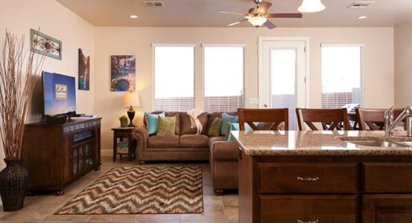 Casa, 4 habitaciones | Área de sala de estar | Televisión de pantalla plana y reproductor de DVD 