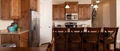 House, 4 Bedrooms | Private kitchen | Fridge, microwave, oven, stovetop
