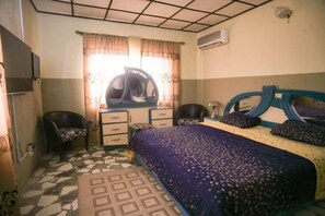 Appartement Penthouse royal, 2 chambres | Bureau, rideaux d’obscurcissement, lit de bébé (gratuit)