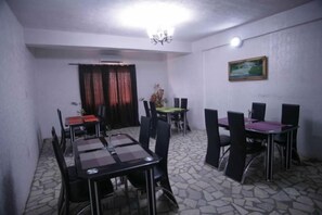 Déjeuner et dîner servis sur place, cuisine locale et internationale