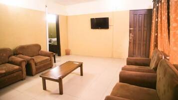 Business Suite | Desk, blackout drapes, free cribs/infant beds, free WiFi