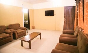 Business Suite | Desk, blackout curtains, free cots/infant beds, free WiFi