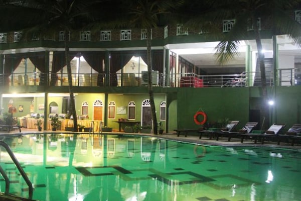 Outdoor pool, pool umbrellas, sun loungers