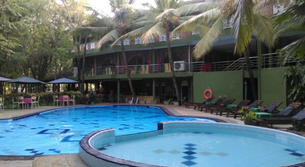 Außenpool, Sonnenschirme, Liegestühle