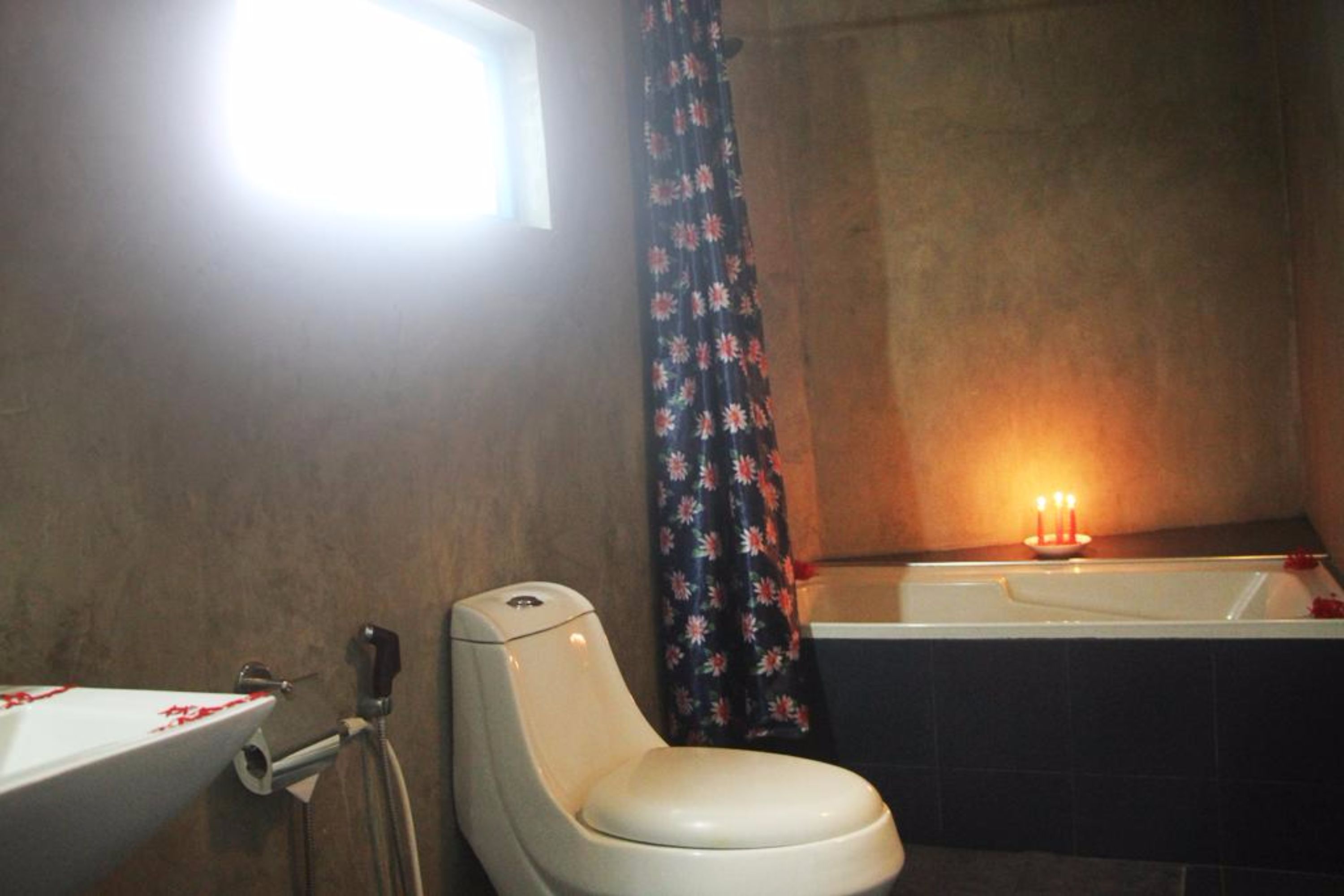 Un baño con inodoro, lavamanos y bañera.