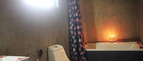Un baño con inodoro, lavamanos y bañera.
