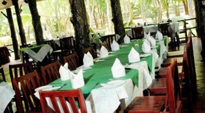 Breakfast, lunch, dinner served; local and international cuisine - Hotel Eden Garden (Inamaluwa)
