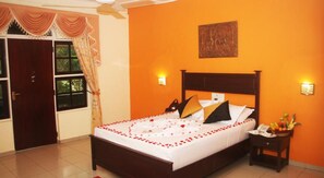 Standardværelse - udsigt til pool | Premium-sengetøj, minibar, pengeskab på værelset, skrivebord