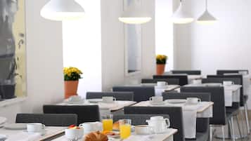 Petit déjeuner continental (12 EUR par personne)