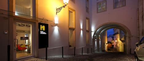 住宿正面 - 傍晚/夜晚