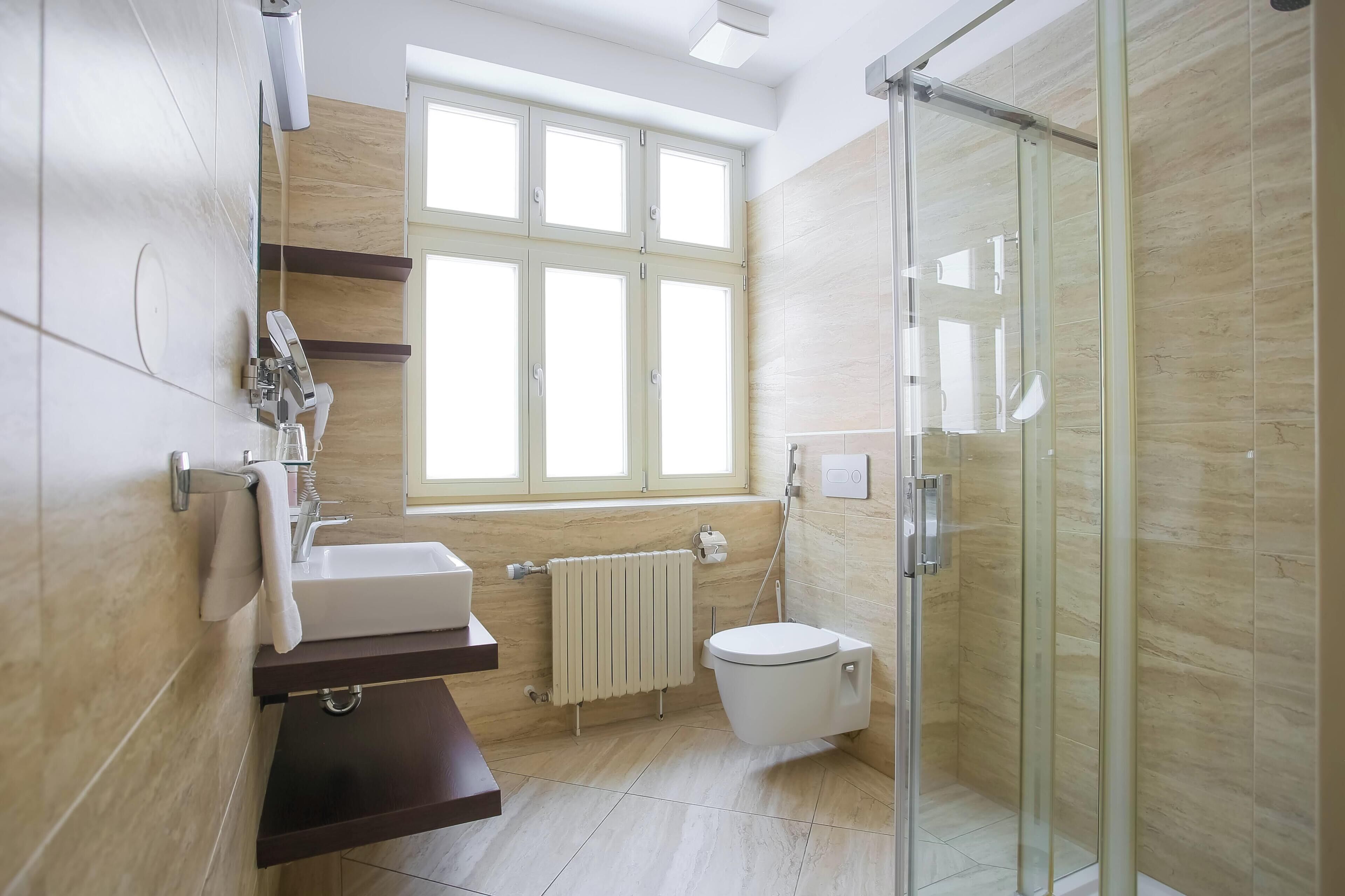 Doppia Comfort, 1 camera da letto, bagno in camera | Bagno | Set di cortesia gratuito, asciugacapelli, asciugamani