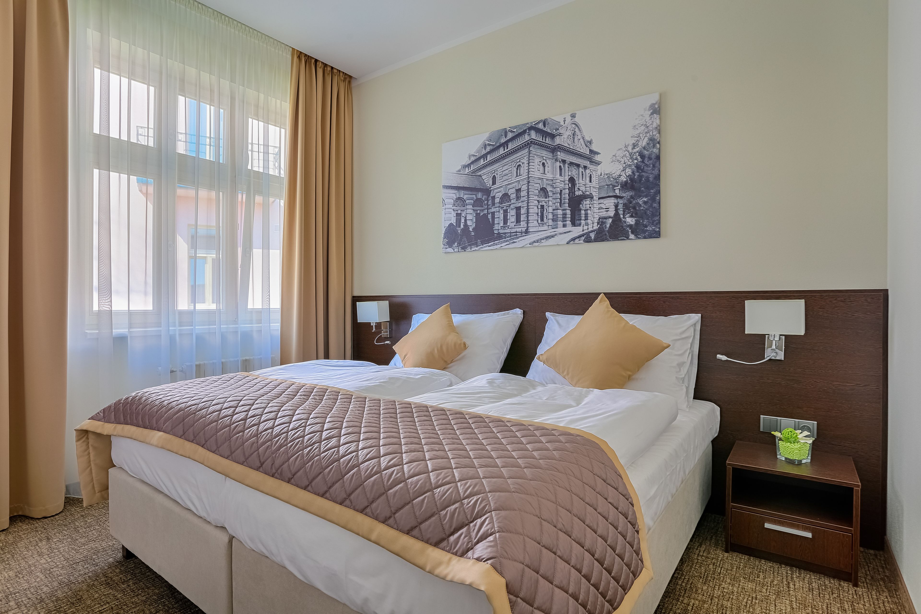 Dobbeltrom – comfort, 1 soverom, eget bad | Safe på rommet, skrivebord, wi-fi (inkludert) og sengetøy