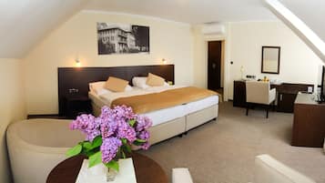 Comfort Double Room, 1 Bedroom, Ensuite | In-room safe, desk, free WiFi, bed sheets