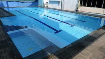 Una piscina al aire libre