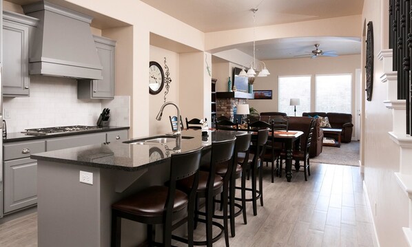 Casa, 4 habitaciones | Cocina privada | Refrigerador, microondas, horno y lavavajillas 