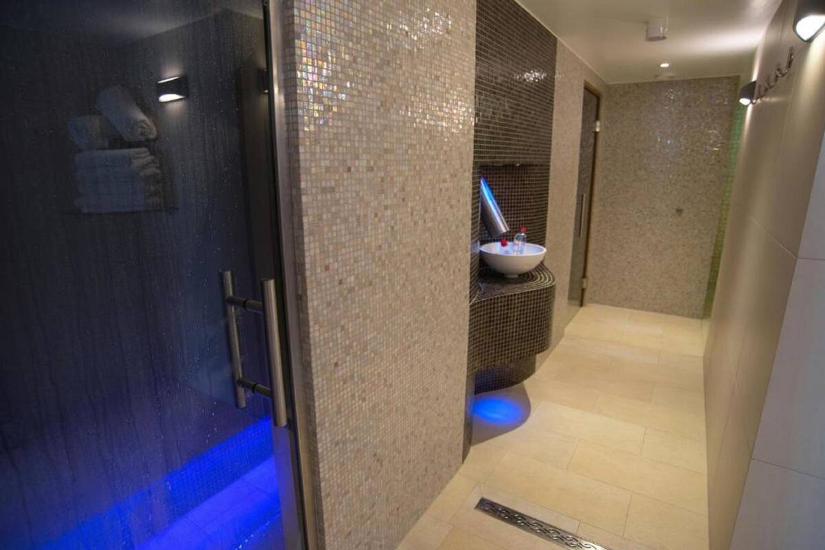 sauna, steam room, body treatments, aromatherapy, deep-tissue massages