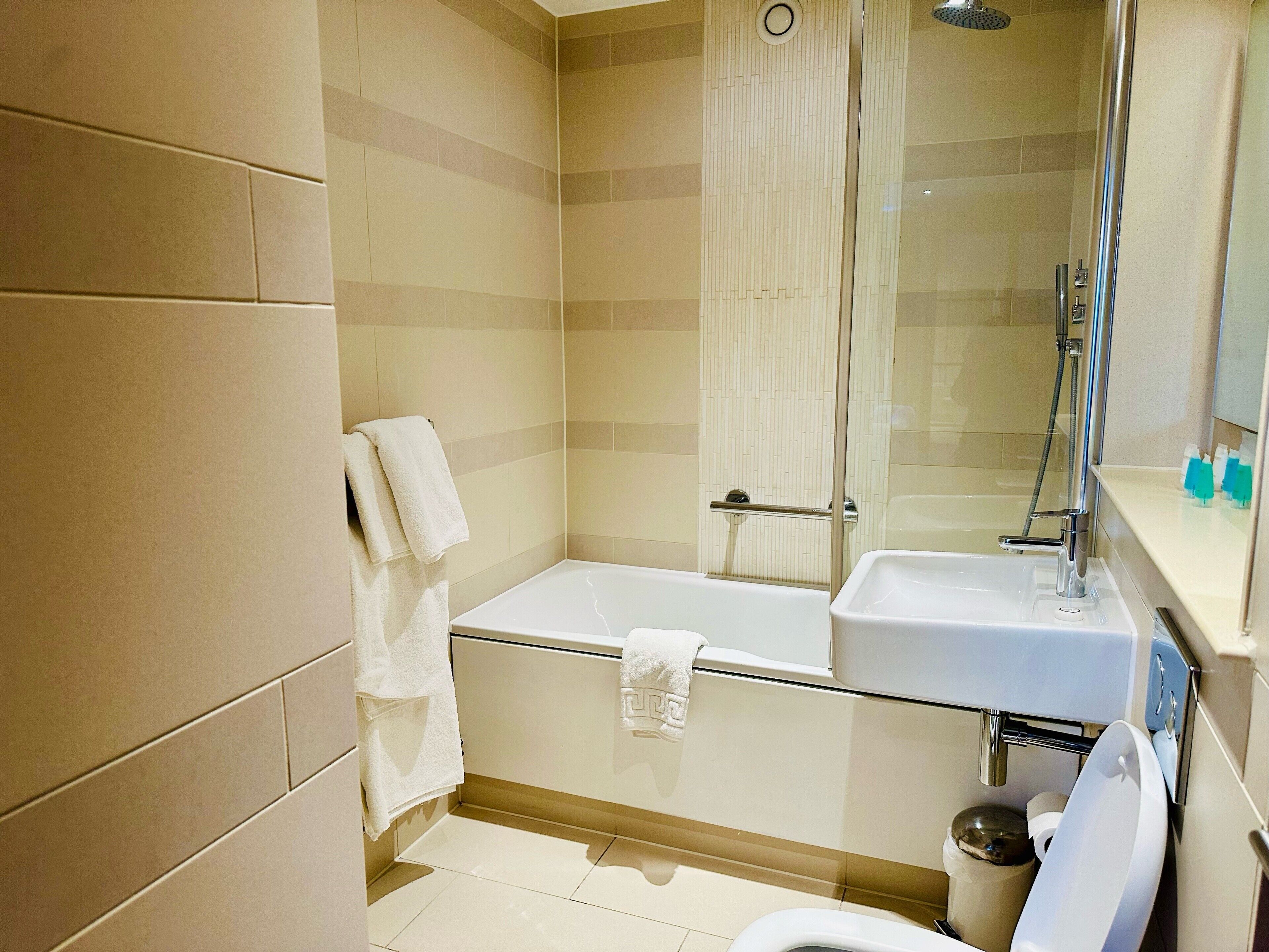 junior suite | bathroom | free toiletries, hair dryer, towels