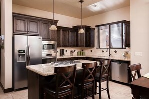 Villa, 3 habitaciones, vista al campo de golf | Cocina privada | Refrigerador, microondas, horno y lavavajillas 