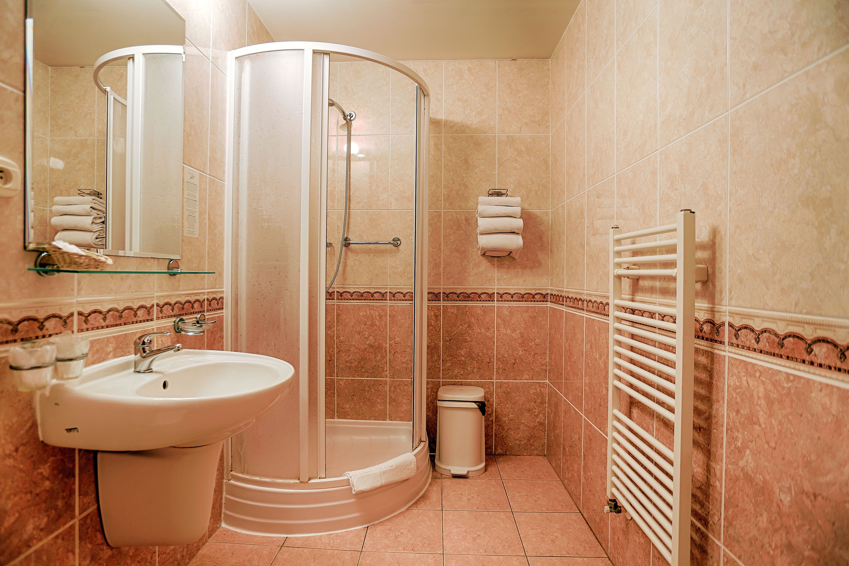Standard Double Room, 1 Bedroom | Bathroom | Shower, towels