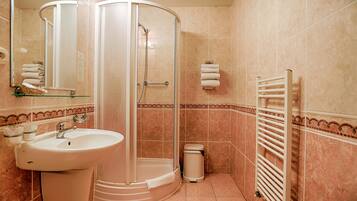Standard Double Room, 1 Bedroom | Bathroom | Shower, towels
