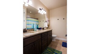 House, 4 Bedrooms | Bathroom