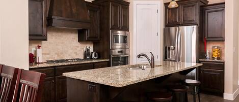 House, 4 Bedrooms | Private kitchen | Fridge, microwave, oven, stovetop