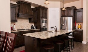 Casa, 4 habitaciones | Cocina privada | Refrigerador, microondas, horno y parrilla de estufa 