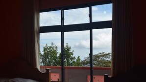 豪 華三人房, 多張床, 山景 | 隔音、熨斗/熨衣板、免費無線上網