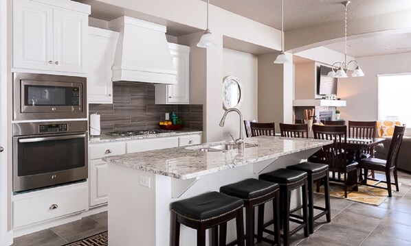 House, 4 Bedrooms | Private kitchen
