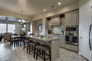 Casa, 4 habitaciones, vista al campo de golf | Cocina privada | Refrigerador, microondas y cafetera y tetera 