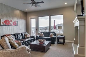 House, 4 Bedrooms, Golf View | Living area | DVD player - Golfer's Dream (Washington)