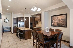 House, 3 Bedrooms | In-room dining
