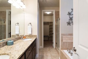 Casa, 3 habitaciones | Baño | Tina y regadera independientes y secadora de cabello 