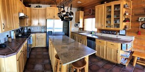 Cabin, 5 Bedrooms | Dapur peribadi | Peti sejuk, ketuhar gelombang mikro, pembancuh kopi/teh